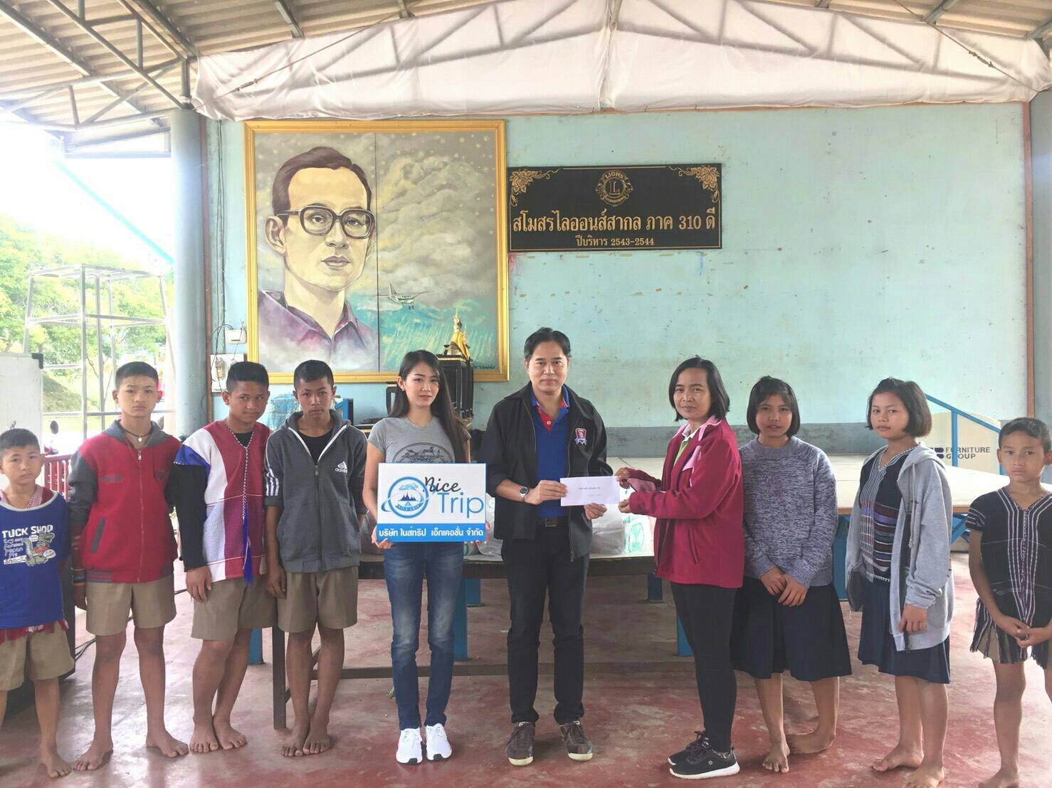 ผู้บริหารบริษัท ไนส์ทริปฯ บริจาคเงิน และ อาหารแห้ง ให้กับโรงเรียนตำรวจตะเวนชายแดนตะโกปิดทอง อำเภอสวนผึ้ง จังหวัดราชบุรี